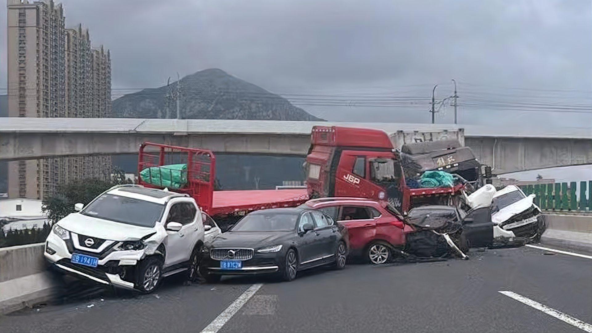 遼寧盤錦一大橋發(fā)生多車連環(huán)相撞爆炸事件，遼寧盤錦大橋發(fā)生多車連環(huán)相撞爆炸事故