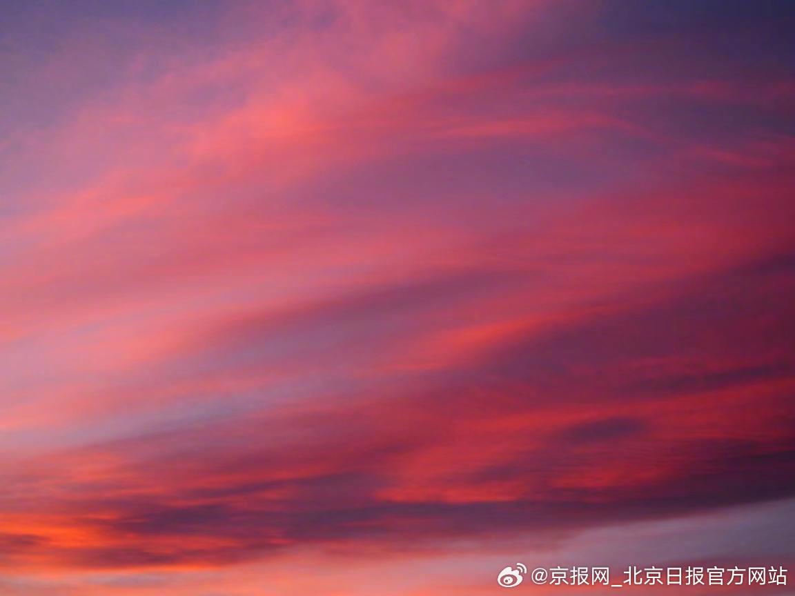 北京深紅色朝霞，城市之醒與心靈之暉，北京朝霞映照，城市覺醒與心靈的光輝