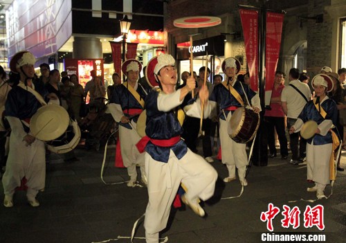 韓國游客被上海表演震撼熱，文化與藝術(shù)的交融之旅，上海震撼表演引發(fā)韓國游客熱潮，文化與藝術(shù)的交融之旅