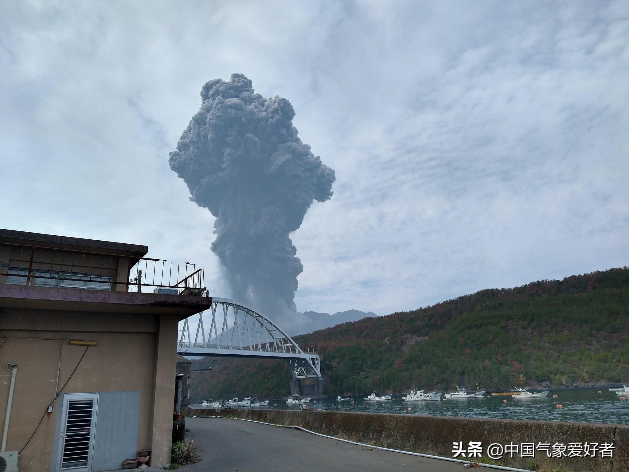 日本火山噴發(fā)灰柱高達(dá)3400米，熱力的震撼與自然的威力，日本火山噴發(fā)壯觀灰柱直沖云霄，自然威力震撼展現(xiàn)