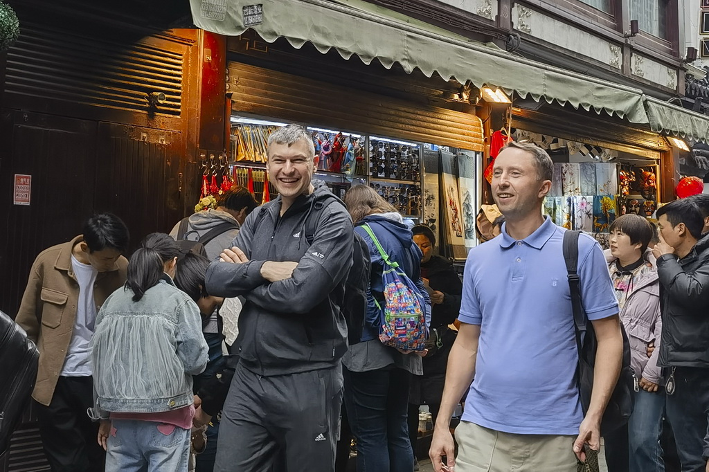 外國游客在上海的非凡旅行體驗(yàn)，外國游客在上海的奇妙旅行之旅